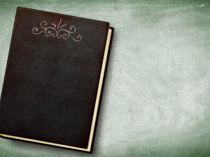 一本书、一杯咖啡和笔记本，记录狼友域名进入内容规划的桌面一角